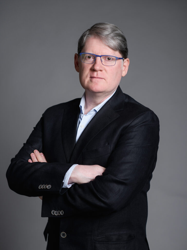 FOTO hombre con traje y gafas